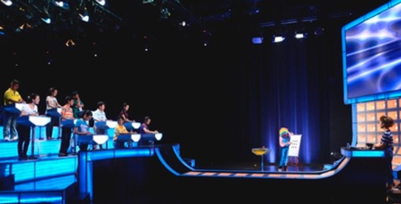 MC Thanh Vân với trang phục chủ đề biển đảo