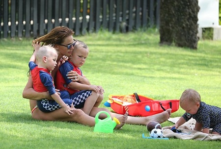 Thất vọng vì chồng ngoại tình, cựu hoa hậu Anh tìm vui bên các con