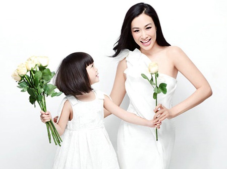 Chung Lệ Đề xinh tươi bên con gái, Angelababy sánh đôi cùng mỹ nam