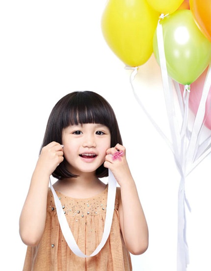 Cô con gái út của Chung Lệ Đề tỏ ra bạo dạn trước ống kính máy ảnh.