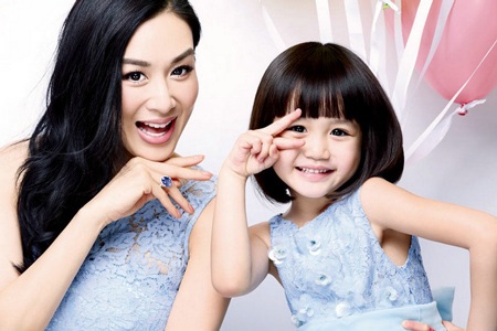 Cô con gái út của Chung Lệ Đề tỏ ra bạo dạn trước ống kính máy ảnh.