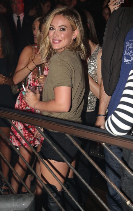 Hilary Duff trẻ trung và tươi rói trong buổi tiệc.