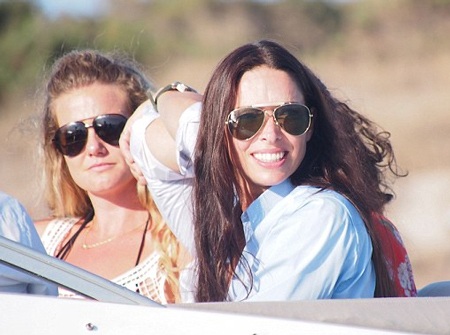 Phút cao hứng của ngôi sao nổi tiếng người Anh bên những người bạn.