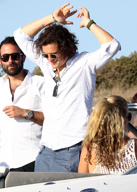 Phút cao hứng của ngôi sao nổi tiếng người Anh bên những người bạn.