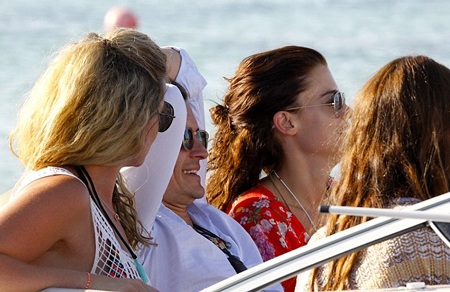 Phút cao hứng của ngôi sao nổi tiếng người Anh bên những người bạn.