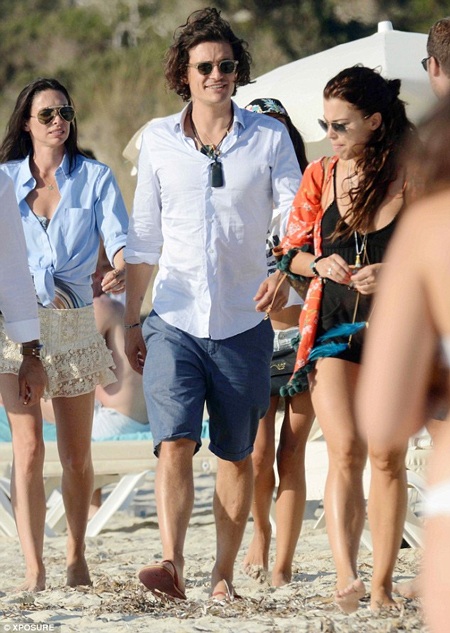 Phút cao hứng của ngôi sao nổi tiếng người Anh bên những người bạn.