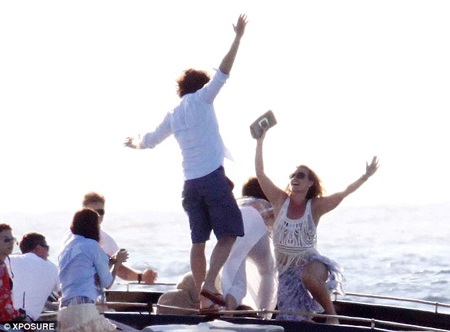 Phút cao hứng của ngôi sao nổi tiếng người Anh bên những người bạn.