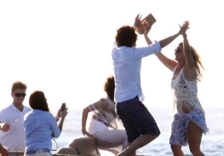 Phút cao hứng của ngôi sao nổi tiếng người Anh bên những người bạn.