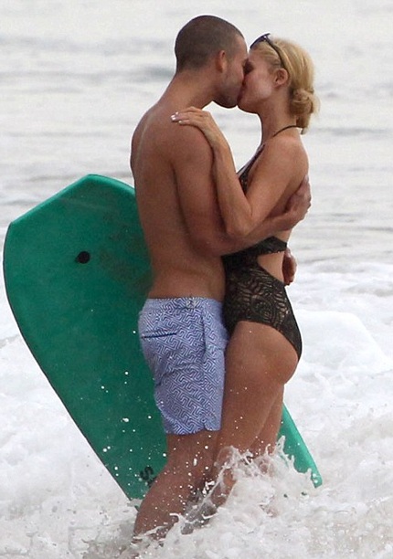 Paris Hilton đã chủ động đưa hình ảnh tình tứ của cô và người mới, một người mẫu của nhãn hiệu