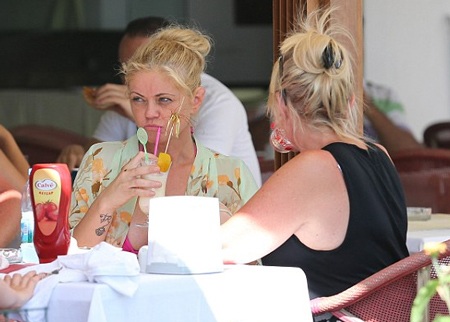 Danniella nằm dài sưởi nắng trong khi theo dõi bạn trai tắm biển