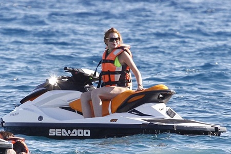 Ngôi sao nổi tiếng tranh thủ chụp ảnh và khoe trên trang cá nhân của mình