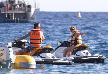 Ngôi sao nổi tiếng tranh thủ chụp ảnh và khoe trên trang cá nhân của mình