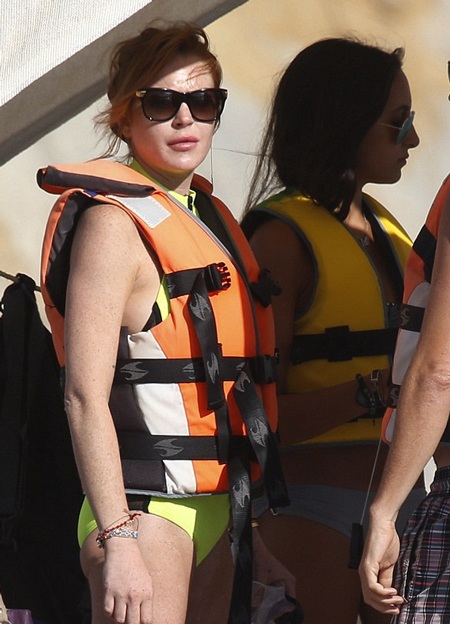 Lindsay Lohan chuẩn bị lên ca nô để dạo một vòng quanh biển