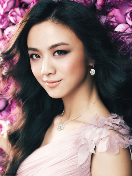 Sao "Sắc, Giới" bất ngờ đính hôn   - 1 Thang Duy thông báo, cô đã đính hôn với đạo diễn người Hàn Quốc