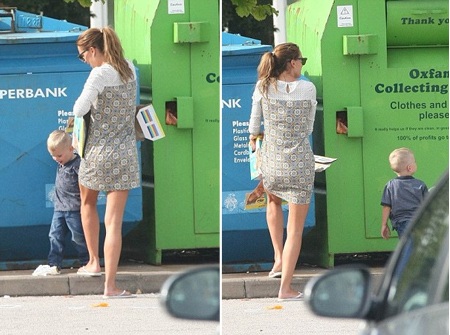 Danielle mang một số đồ đạc ra thùng quyên góp đồ cũ cho các tổ chức từ thiện.