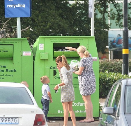 Danielle mang một số đồ đạc ra thùng quyên góp đồ cũ cho các tổ chức từ thiện.