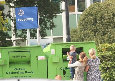 Danielle mang một số đồ đạc ra thùng quyên góp đồ cũ cho các tổ chức từ thiện.