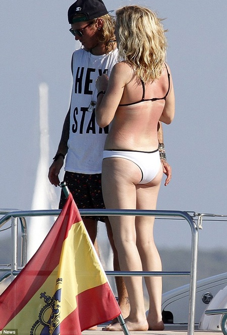 Ellie Goulding và bạn trai Dougie Poynter trên du thuyền tại Ibiza, Tây Ban Nha.