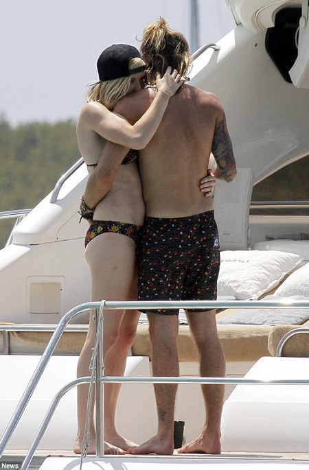 Trước khi trở thành tình nhân, Ellie và Dougie đều có những mối quan hệ chóng vánh khác.