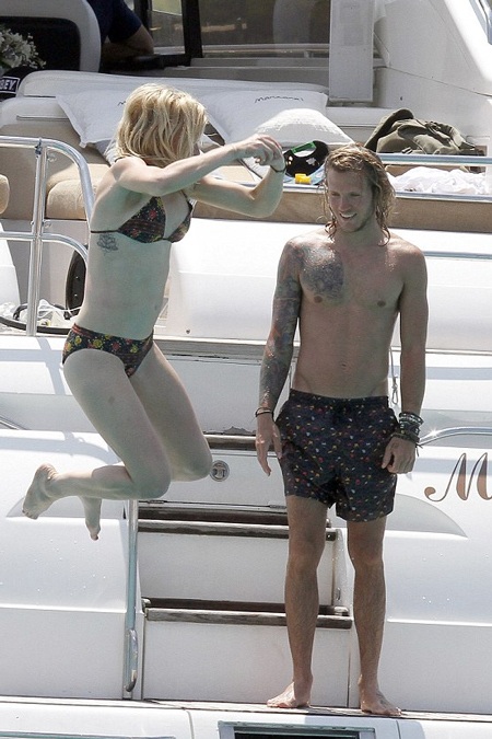 Ellie và bạn trai chuẩn bị xuống nước với nhau