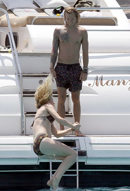 Ellie và bạn trai chuẩn bị xuống nước với nhau