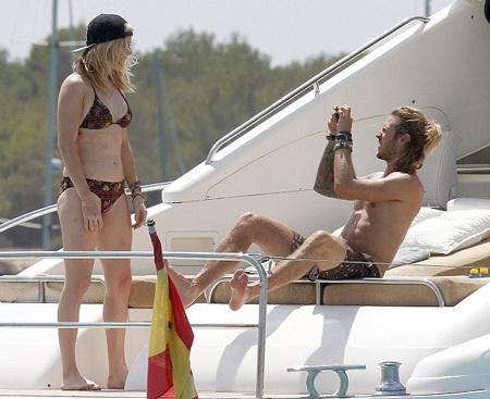 Cô còn làm người mẫu cho bạn trai chụp hình