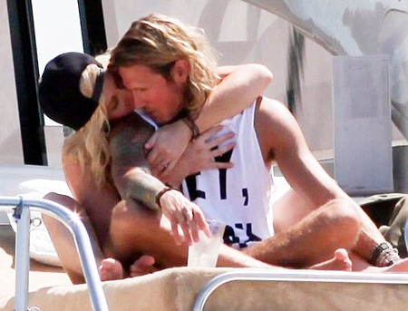 Nữ ca sĩ cá tính và nổi tiếng trông rất hạnh phúc và vui vẻ