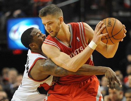Em gái Kim hò hẹn với ngôi sao thể thao - 3 Chandler Parsons (phải) sở hữu ngoại hình sáng và đang rất nổi tiếng tại Mỹ.