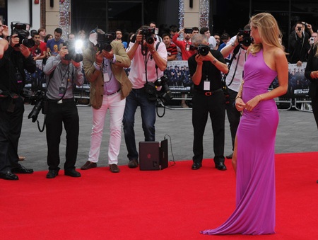 Người đẹp tạo dáng thu hút trên thảm đỏ và là tâm điểm chú ý của các phóng viên ảnh.