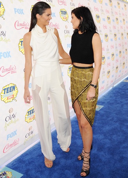 Chị em Kim siêu vòng ba đọ sắc với dàn mỹ nhân trẻ Hollywood