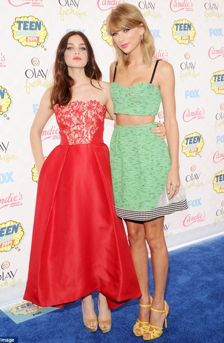 Chị em Kim siêu vòng ba đọ sắc với dàn mỹ nhân trẻ Hollywood