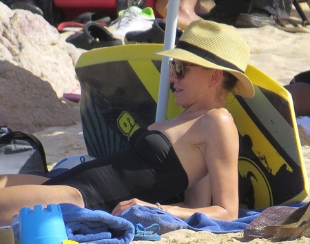 Một trong hai con trai của Naomi đang trò chuyện với cô