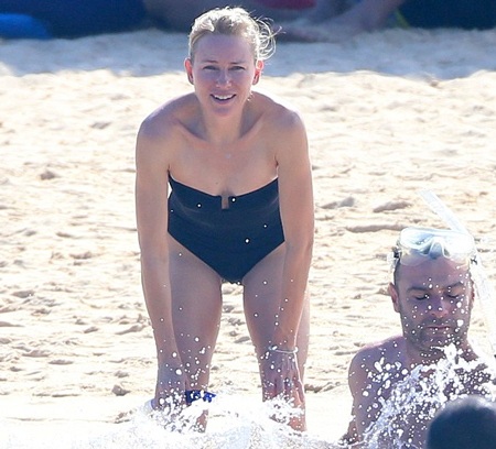 Ngôi sao điện ảnh người Úc tự tin để mặt mộc và khoe thân hình thon thả, săn chắc.