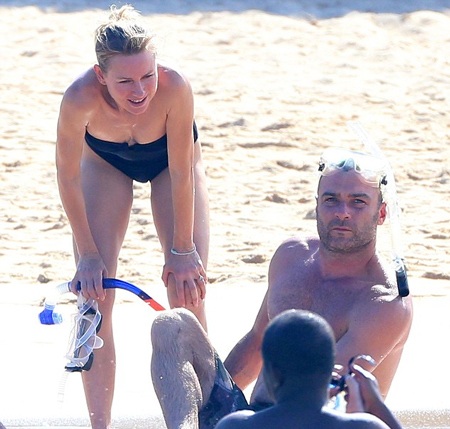 Ngôi sao điện ảnh người Úc tự tin để mặt mộc và khoe thân hình thon thả, săn chắc.