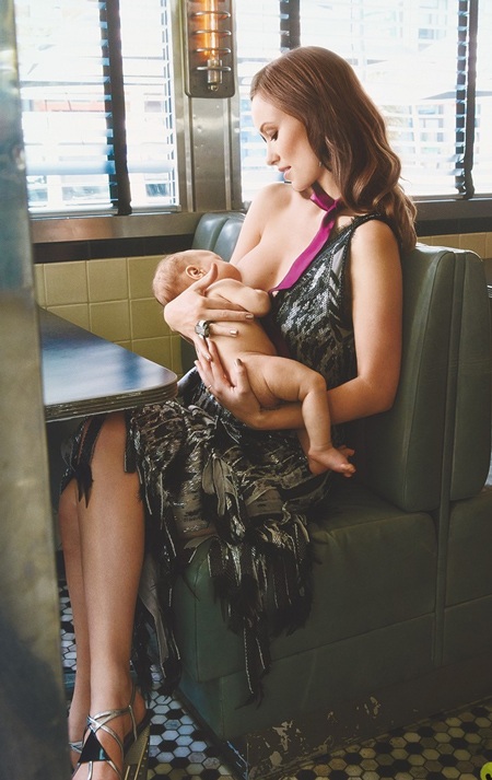 Mỹ nhân Hollywood khoe ảnh cho con bú - 1 Olivia Wilde đồng ý chụp ảnh cho con bú trên tạp Glamour, tháng 9/2014.