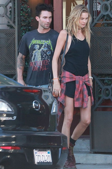 Adam Levine và vợ mới cưới đẹp đôi xuông phố