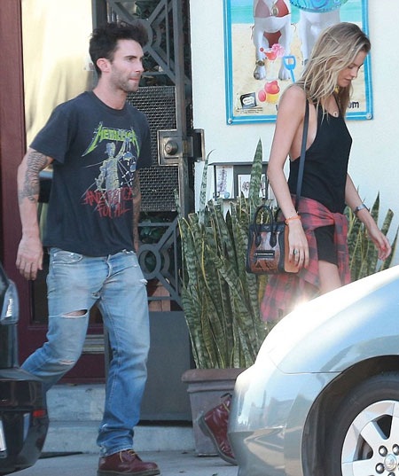 Adam Levine và vợ mới cưới đẹp đôi xuông phố