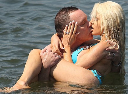 Courtney Stodden và chồng già - Doug Hutchison lại hạnh phúc bên nhau sau 9 tháng ly dị. 