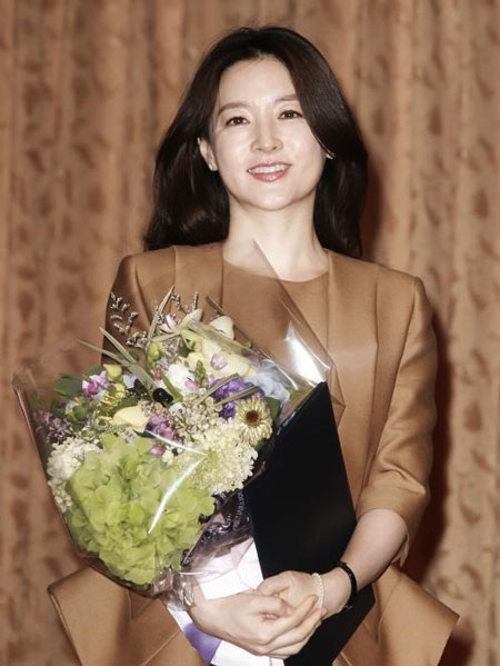 Nàng Dae Jang Geum ăn mặc rất kín đáo và thanh lịch.