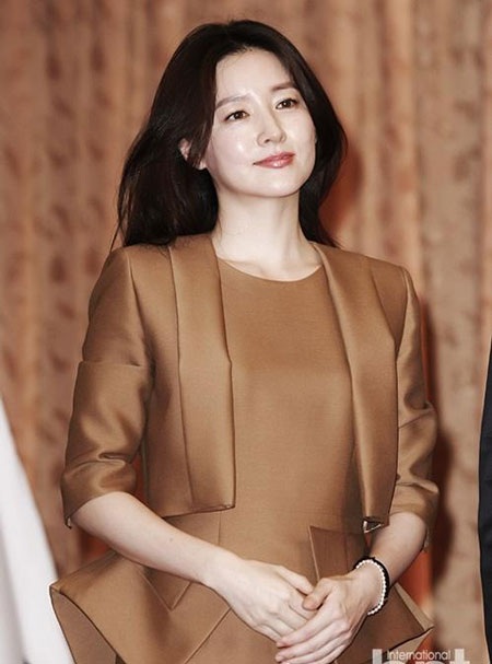 Bà mẹ hai con trông thật duyên dáng và cuốn hút dù trang điểm nhẹ nhàng, tự nhiên.