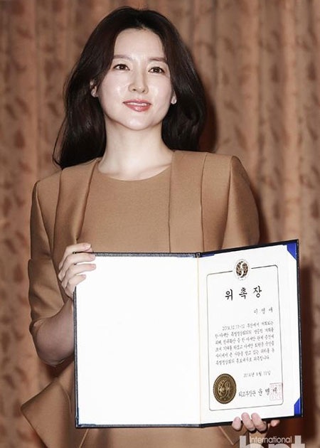 Bà mẹ hai con trông thật duyên dáng và cuốn hút dù trang điểm nhẹ nhàng, tự nhiên.