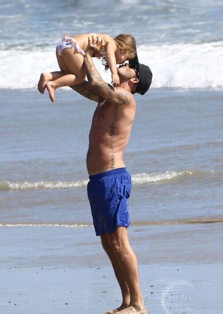 Cô bé 3 tuổi diện bikini hai mảnh, để lộ thân hình rất bụ bẫm đáng yêu.