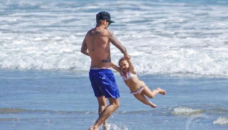 Cô bé thích thú với những trò đùa của cha ruột.