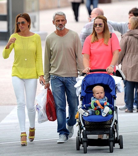 Cựu hoa hậu Anh mỉm cười sau scandal ngoại tình của chồng