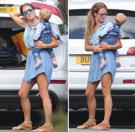 Cha của Danielle xách theo túi đồ mà con gái vừa mua sắm tại trung tâm thương mại.