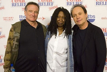 Robin tự hào khoe tượng vàng Oscar đầu tiên mà ông nhận được nhờ thành công của bộ phim