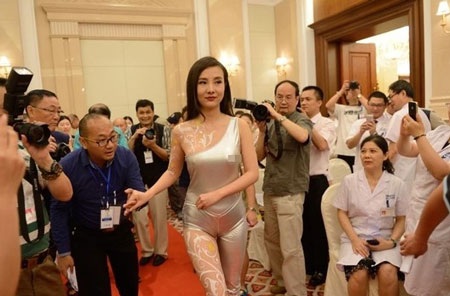 Gan Lulu vẫn hào hứng với những chiêu trò gây sốc trên sân khấu.