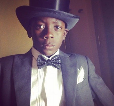 Các khách mời thích thú tạo dáng chụp ảnh kỷ niệm bên chữ M khổng lồ giữa phòng.