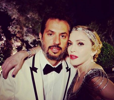 Các khách mời thích thú tạo dáng chụp ảnh kỷ niệm bên chữ M khổng lồ giữa phòng.