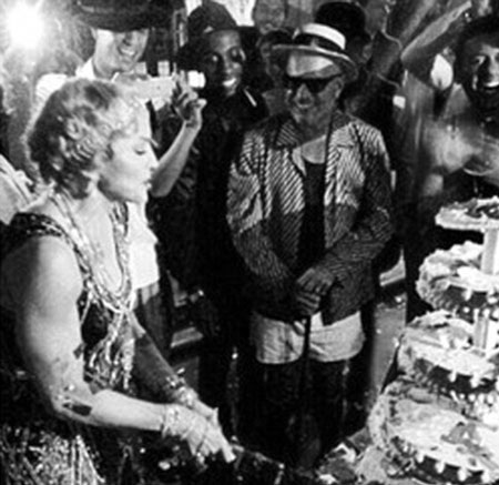 Diva 56 tuổi cắt bánh sinh nhật mừng tuổi mới.